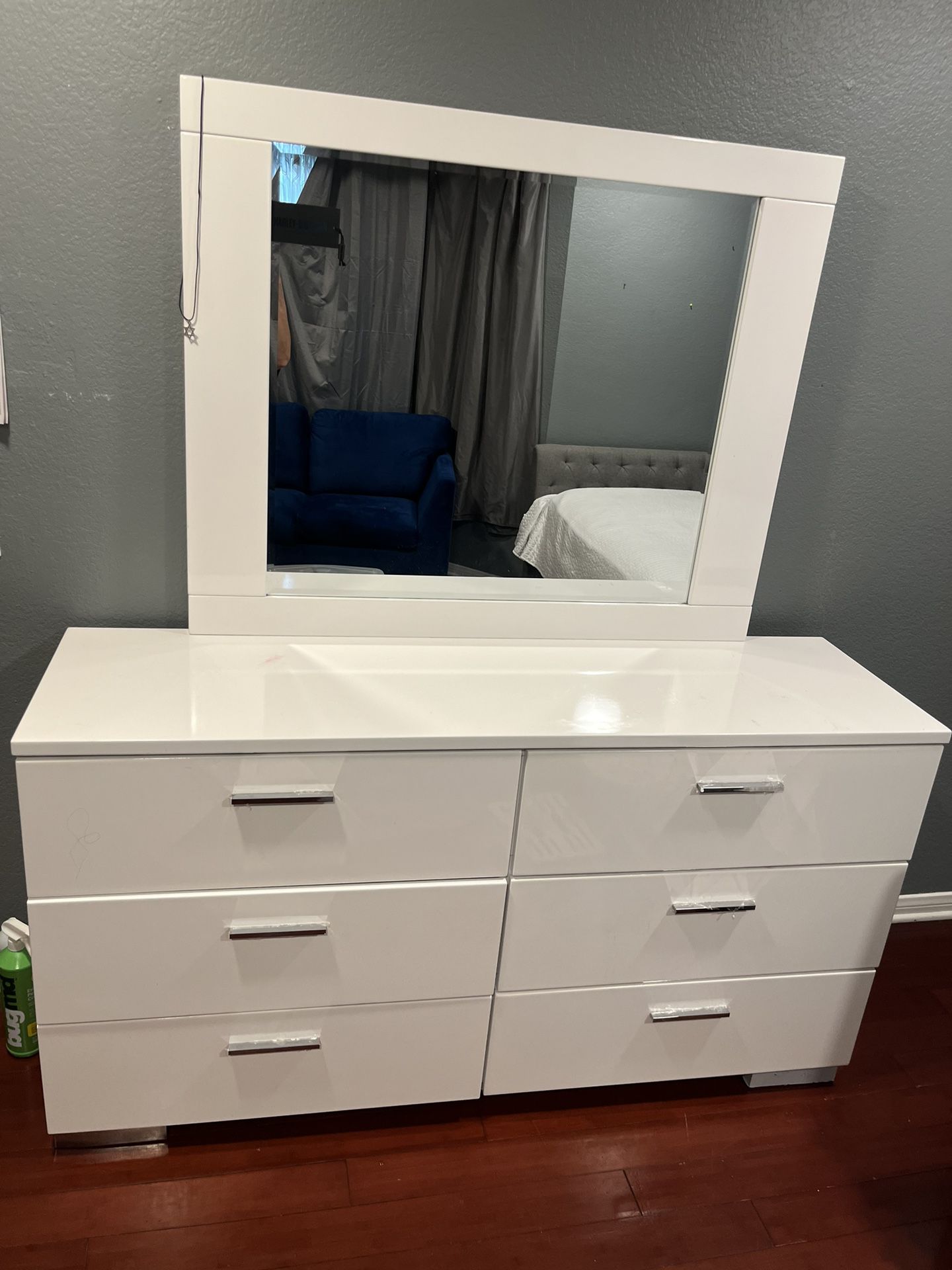 White Wood dresser with mirror
