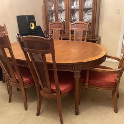 Dining Room Table & Chairs