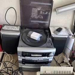 TEAC Stereo System Turntable Cassette AM/FM Radio