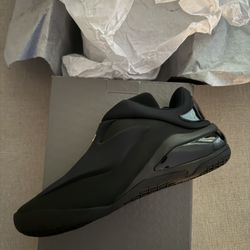 Shai 001 Charm Black Size 8