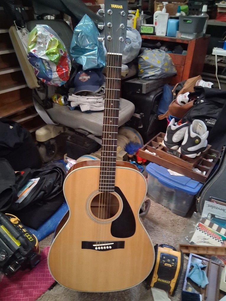 Acoustic Guitar (Yamaha)