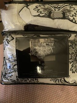 NEW COMFORTER SET QUEEN/FULL SIZE
