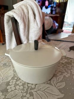 Round Dutch oven
