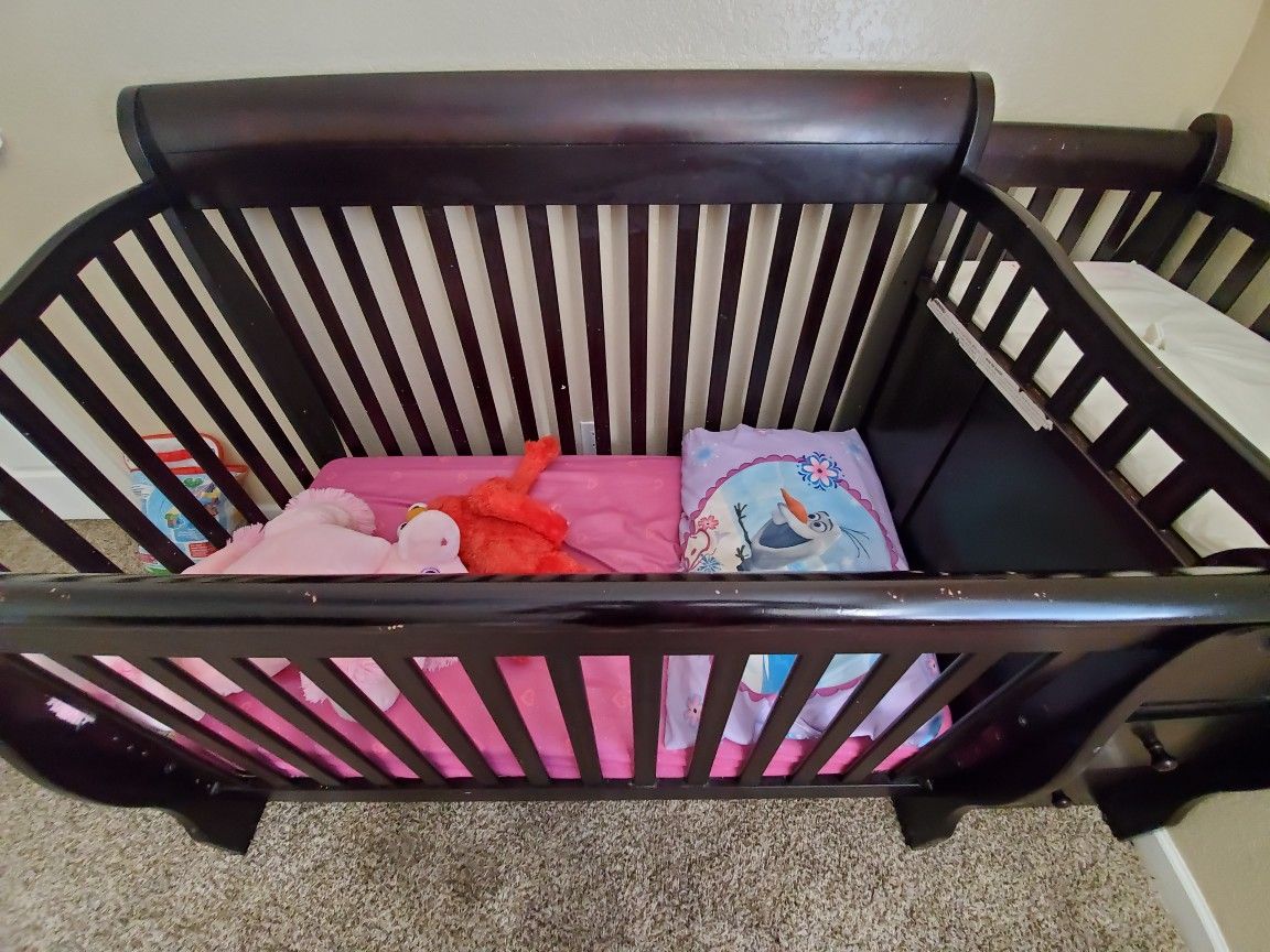 Sorelle 4 in 1 convertible crib