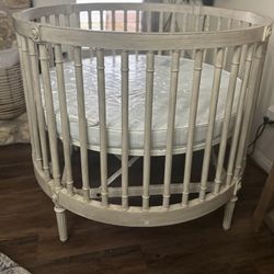 Round crib for sale. (contact info removed)