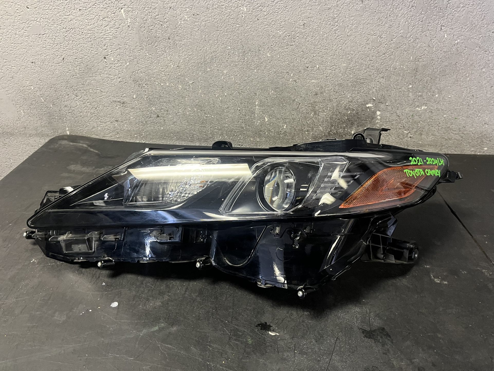 2021-2022-2023-2024 TOYOTA CAMRY LEFT HEADLIGHT OEM USED