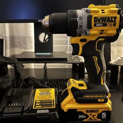 DeWALT DCD800 Power drill with 20V 5AH Battery, Charger, And Carrying Case