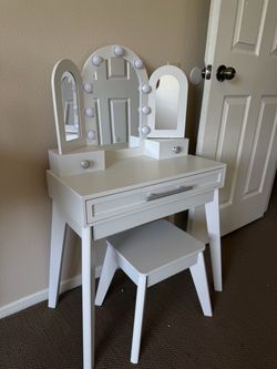 Little Girl Vanity with Lights