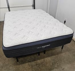 Helix Midnight Luxe Queen Mattress - Like New
