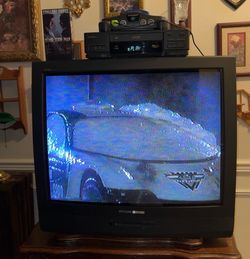 Retro Phillips Magnavox 32” CRT in pristine condition with original remote