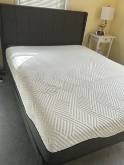 Queen bed w wooden slats and mattress