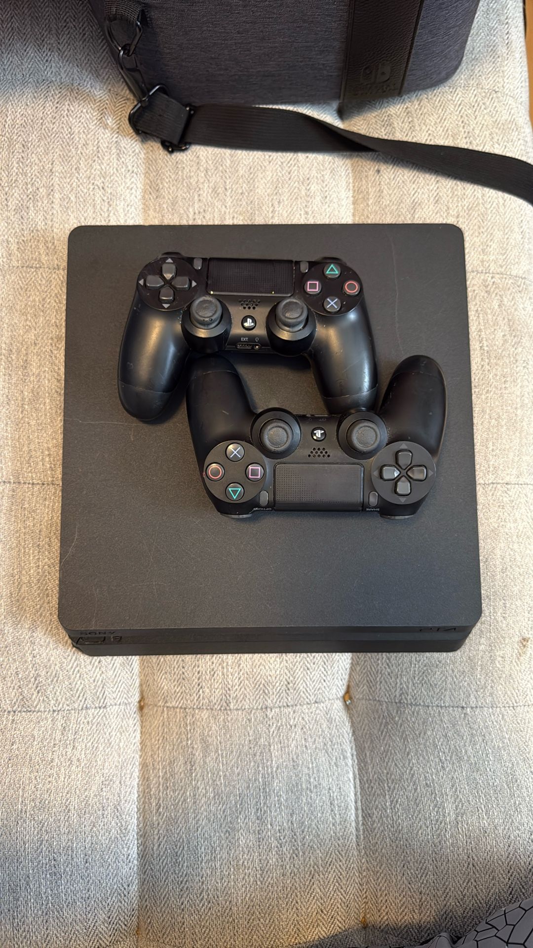 PS4 (1TB)