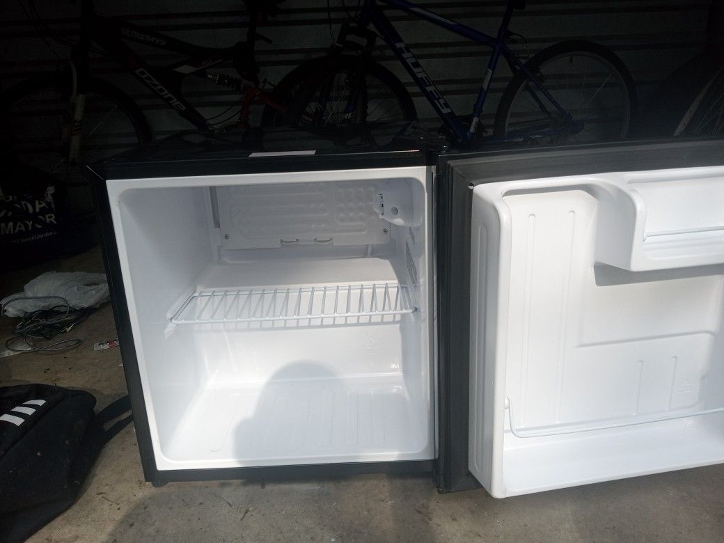 Insignia Mini Fridge "$50 BRAND NEW"