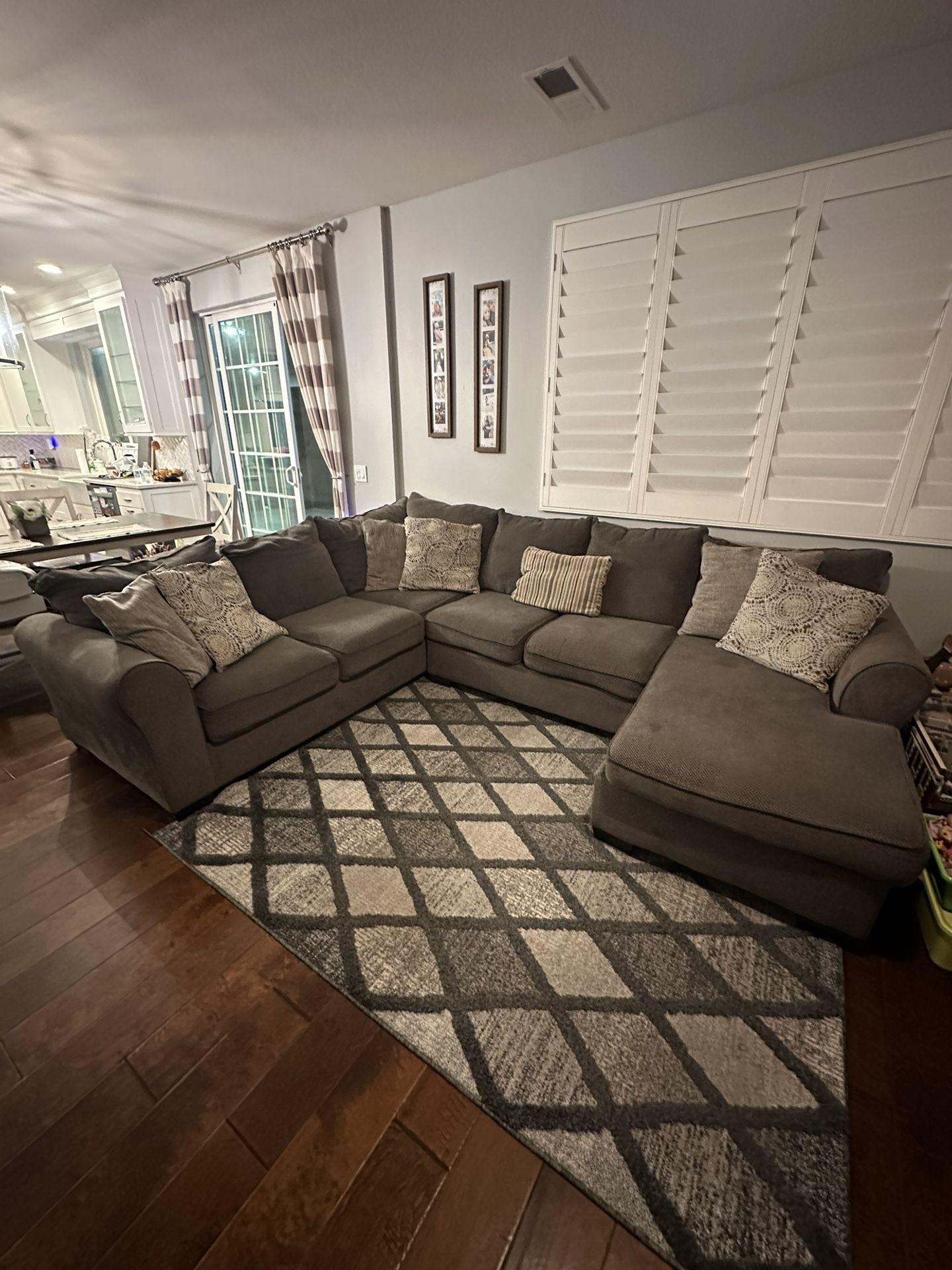 Sectional Couch With Chaise