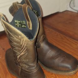 red wing , Irish setter steel toe pull on leather boots .