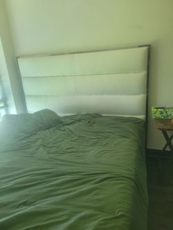 Queen bed w/free matching  mirror