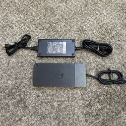 Dell WD22TB4 Thunderbolt 4 USB C docking station for PC Mac Desktops and laptops. Comes with 180w power adapter for fast charging. Good condition. 
