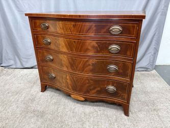 BIGGS Vintage Flame Mahogany Serpentine 4-Drawer Petite Dresser