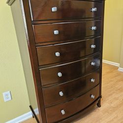 Clean and Nice 6 Drawer Chest / Tall Dresser.