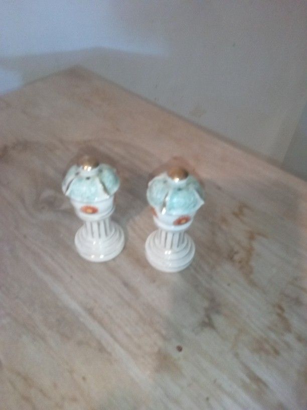 Tiny Salt And Pepper Shakers 