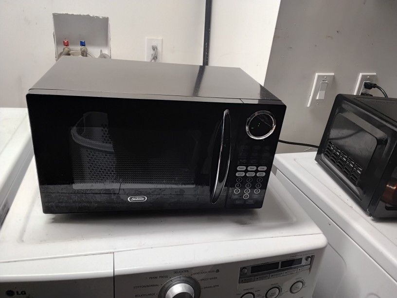 Black Microwave (1350 Watts)