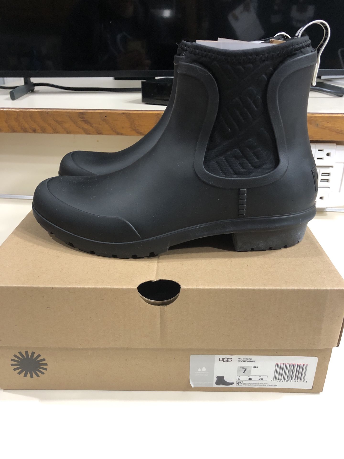 Ugg W Chevonne Short Boots Size: 7