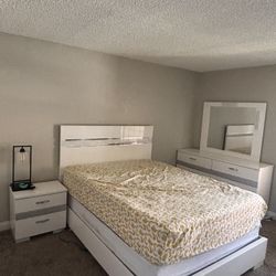 4pc Queen Bed Set With Mattress & Box Spring