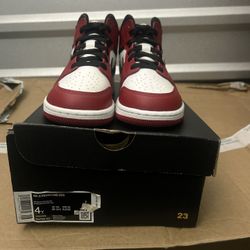 Air Jordan 1 Mid Chicago Size 4y