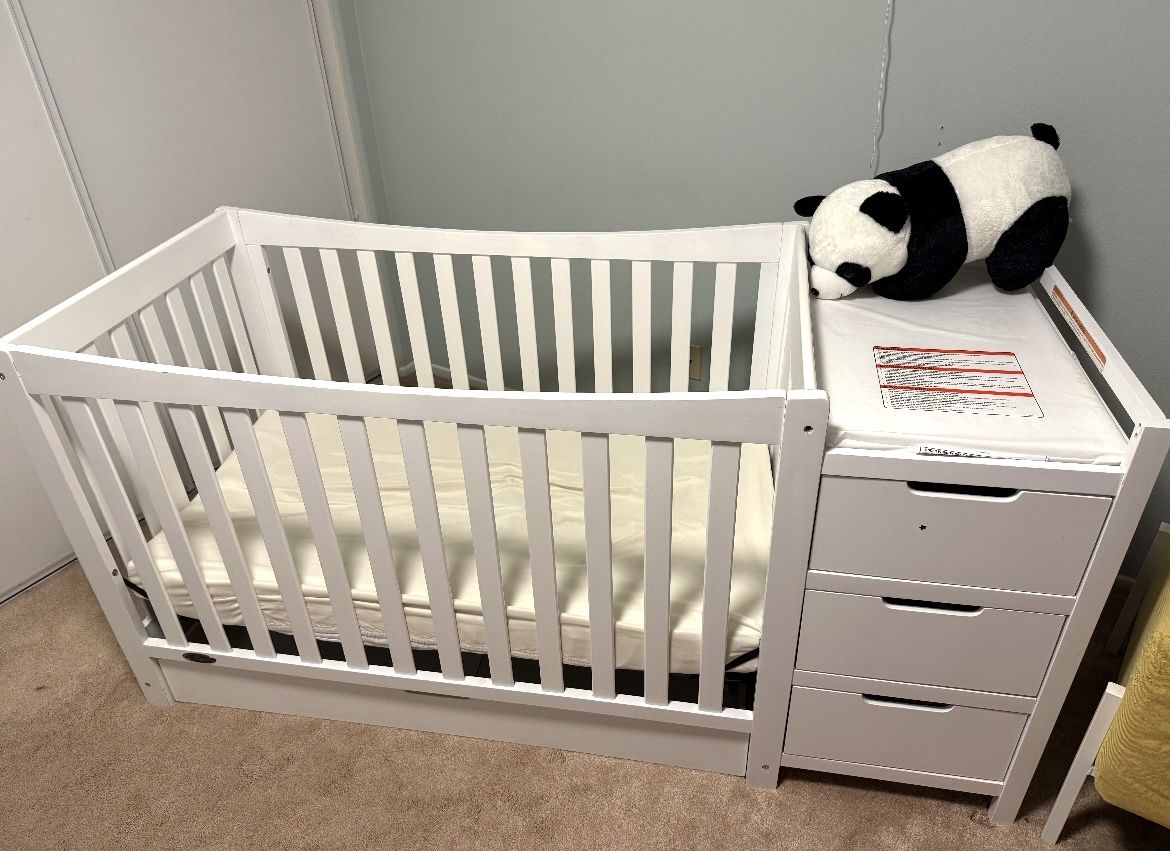 White Graco Convertible Crib
