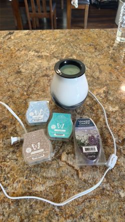 Scentsy warmer and 4 full waxes