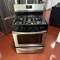 Frigidaire 5-burner gas stove in perfect working condition. Delivery and installation available with a 3-month warranty.