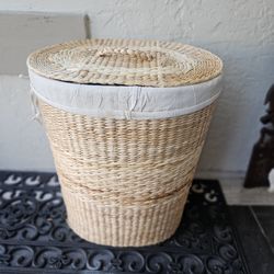 WICKER LAUNDRY BASKET WITH LINING AND TOP