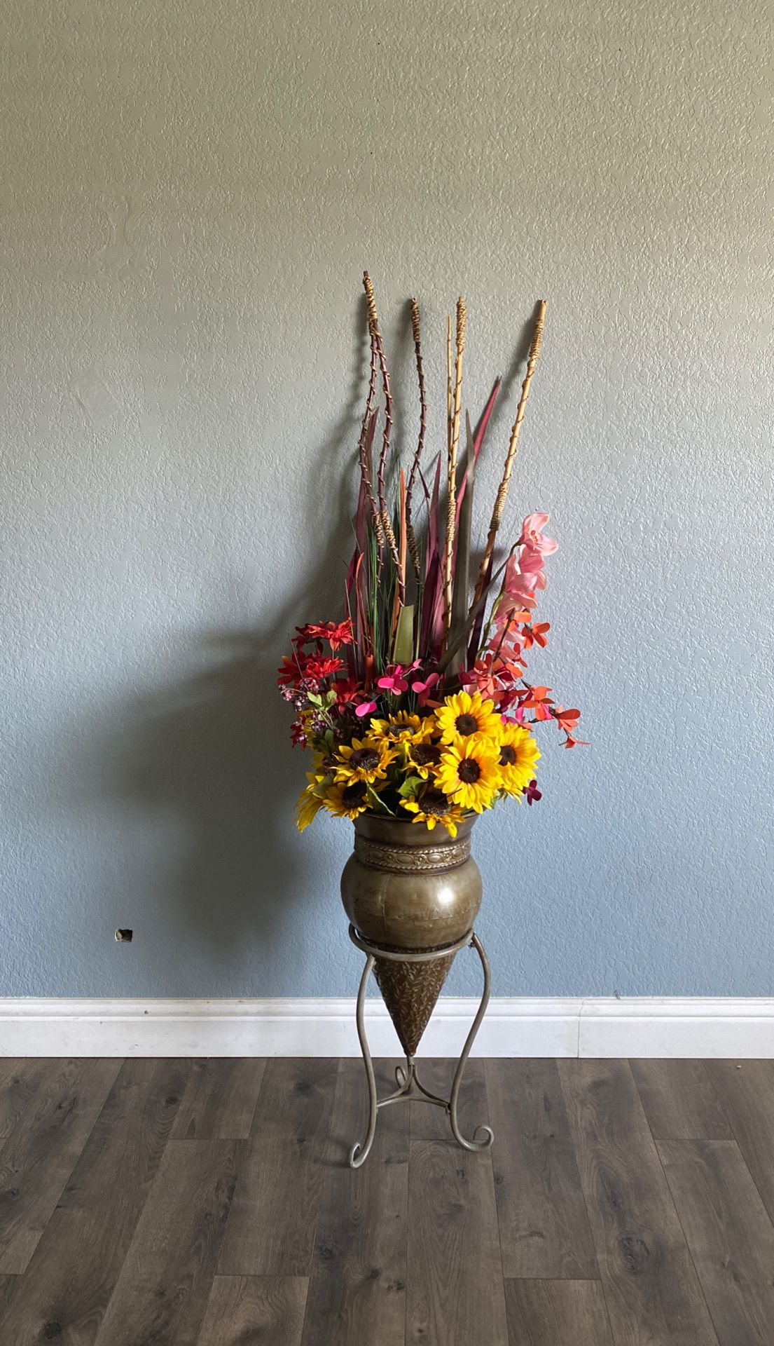 Flower decoration vase and arrangement