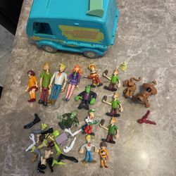 Scooby Doo Van and 14+ Figures
