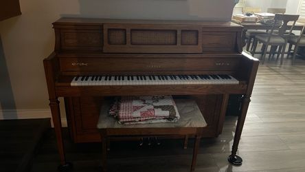 Yamaha Upright Console Piano with Bench