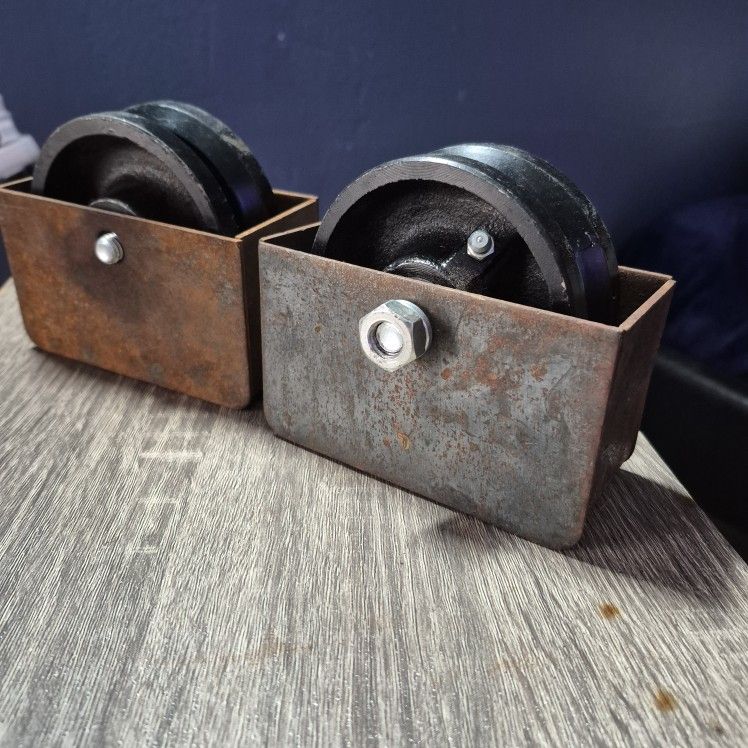 Cast iron V-groove wheel with a mounting box