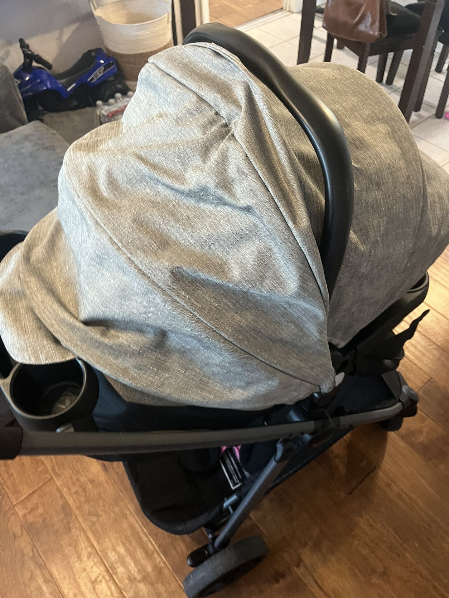Graco stroller and car seat set -Lynwood