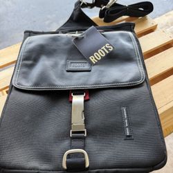 ROOTS Messenger Bag – New w/ Tags – Black Crossbody