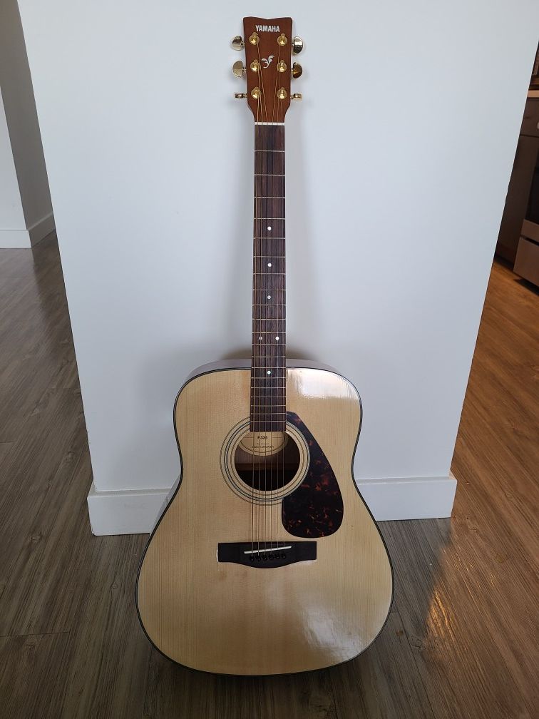 Yamaha F335 Acoustic Guitar