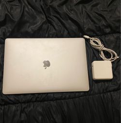 2018 MacBook Pro 15" A1990 with Touch bar and charger