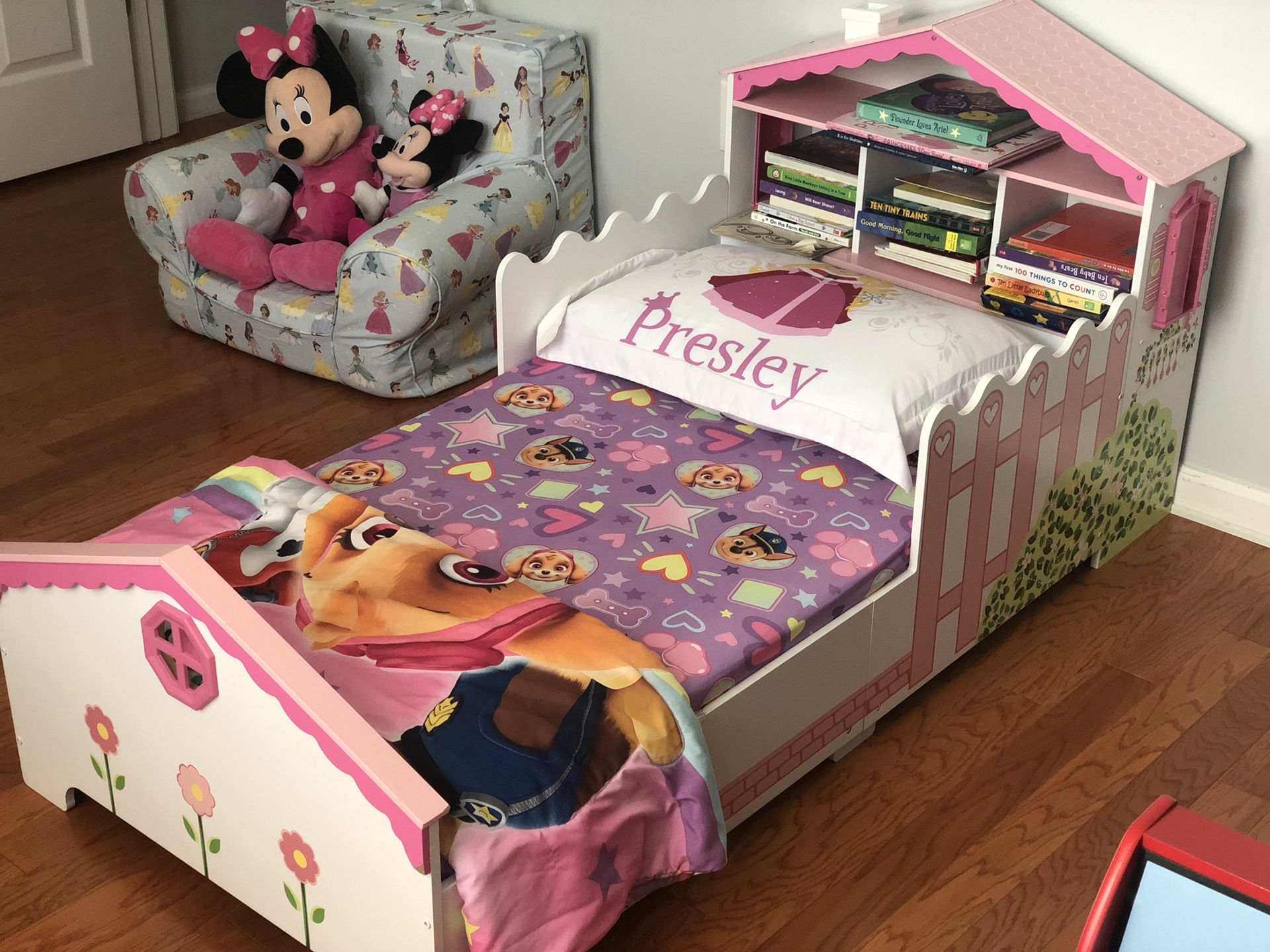Kidkraft Dollhouse toddler bed