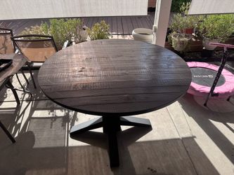 Round dinning table