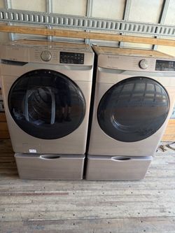 Washer and dryer with pedestals