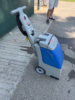 Lavadora de alfombra comercial trabaja perfectamente bien. Tiene un gran motor. Esta máquina es comer