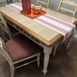 Dining Room Table With 4 Chairs In Excellent Condition.