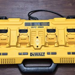 DEWALT 20V MAX Cargador de 4 puertos de carga rápida (DCB104)
