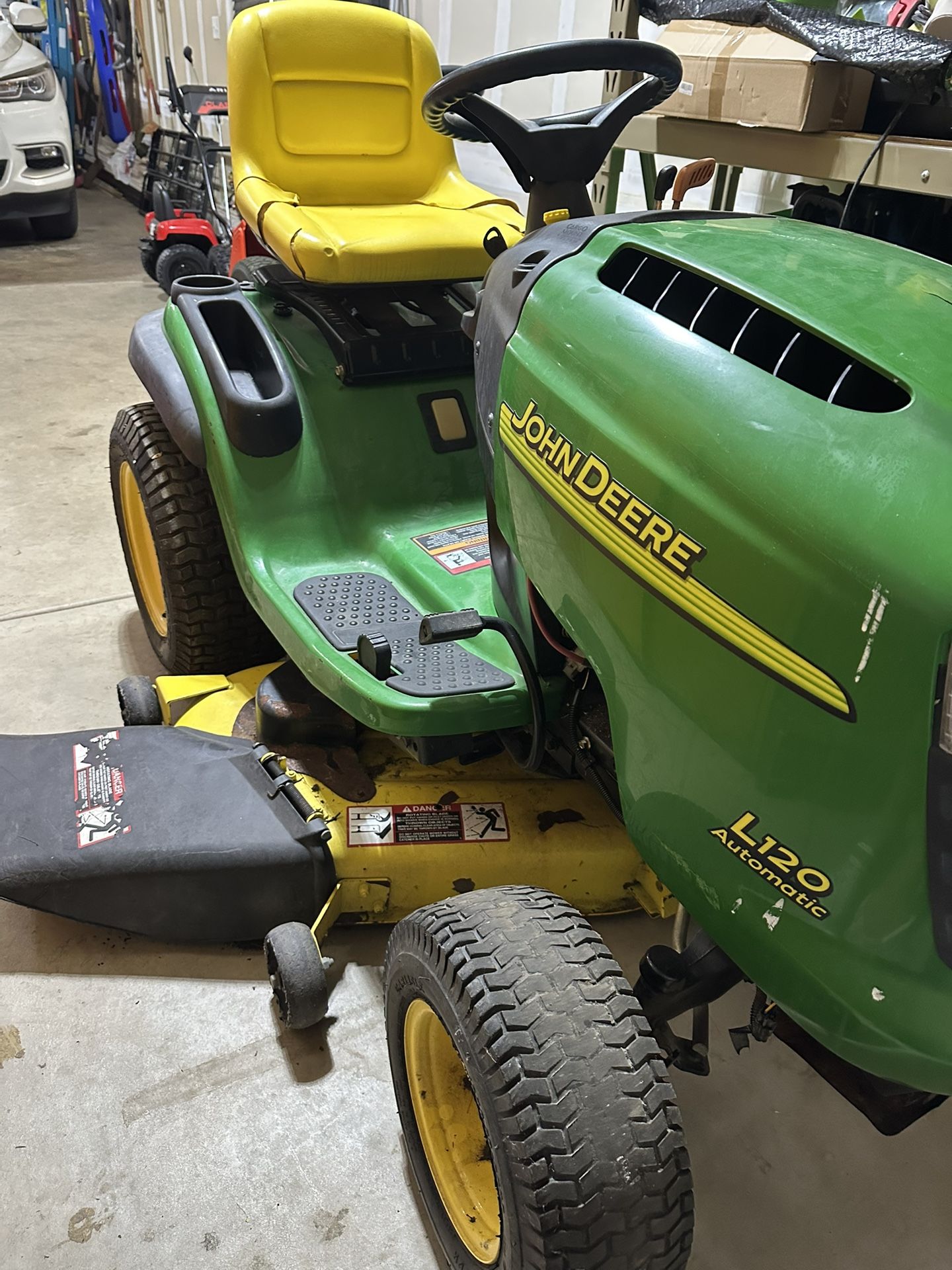 John Deere Tractor L120