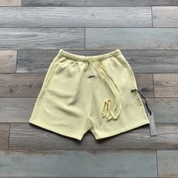 ESSENTIALS Fashion shorts Not passed through  L