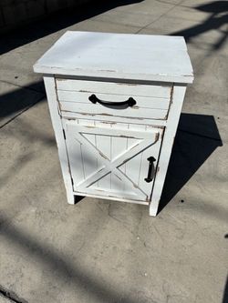Good condition night stand with drawers 17 x 13 x 27“