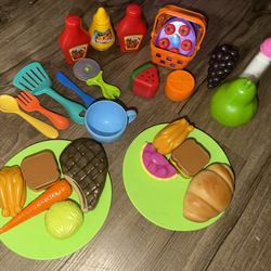 Preowned 29 pcs toy food . Veggies, fruit , sandwiches, Etc….. all in good condition located off lake mead and Simmons area asking $10